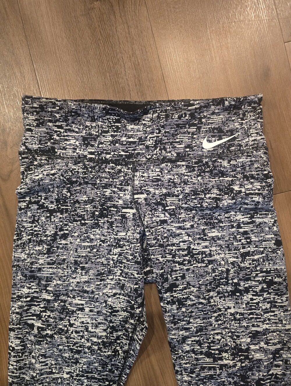 High-Rise Capri Leggings - Picture 3 of 7